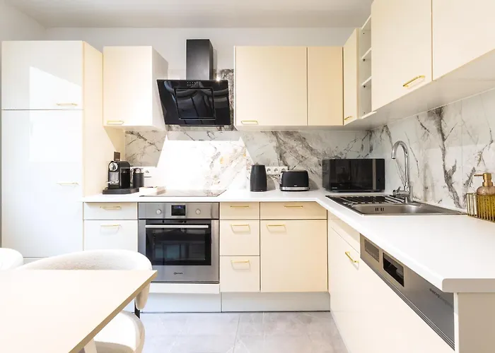 100 M2 Near Belvedere And Train Station