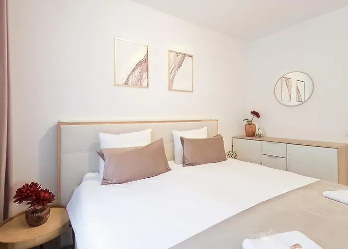 100 M2 Near Belvedere And Train Station * Viena