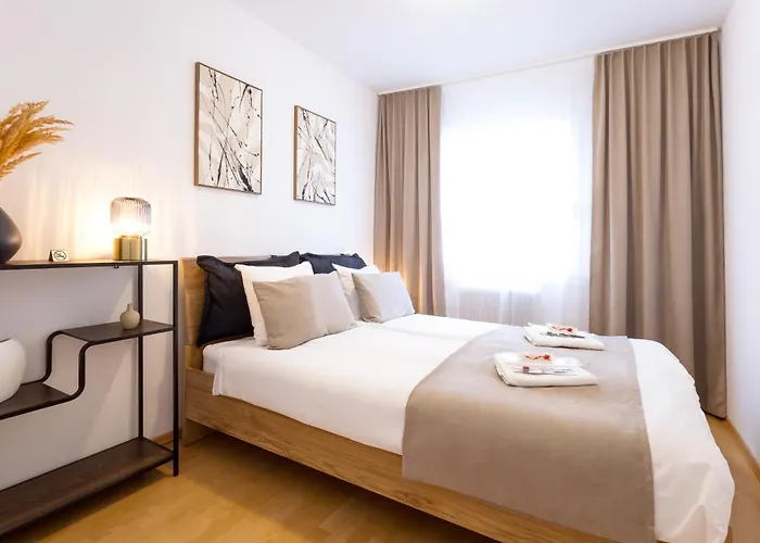 100 M2 Near Belvedere And Train Station Viena
