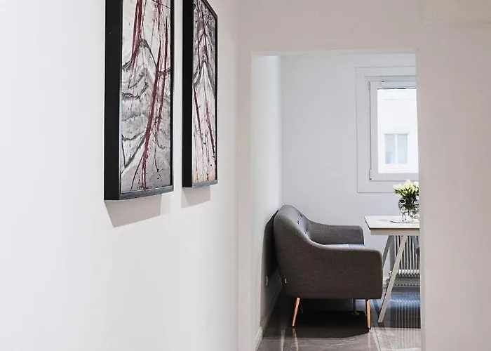 100 M2 Near Belvedere And Train Station