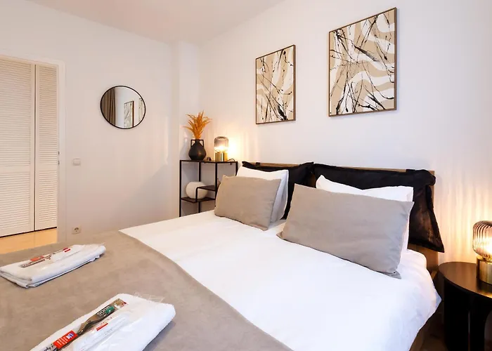 100 M2 Near Belvedere And Train Station *