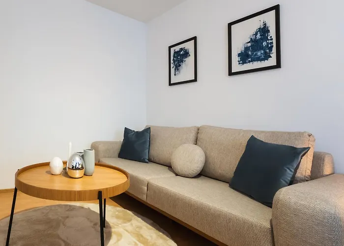 100 M2 Near Belvedere And Train Station *
