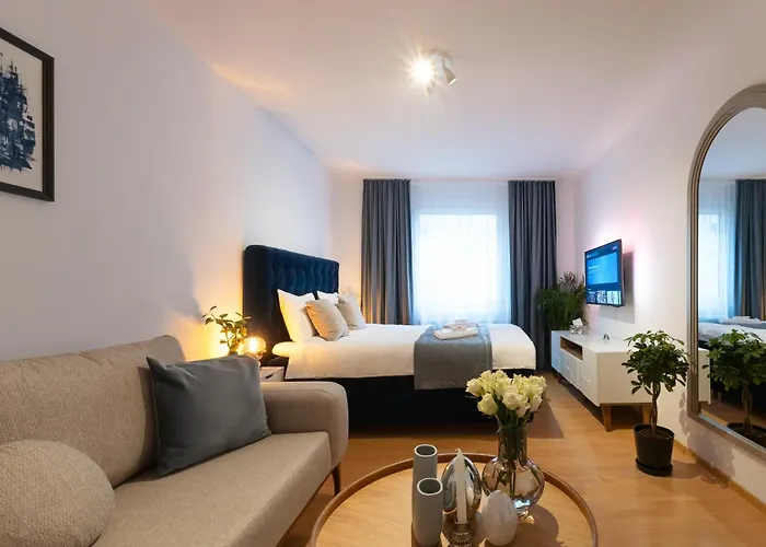 100 M2 Near Belvedere And Train Station