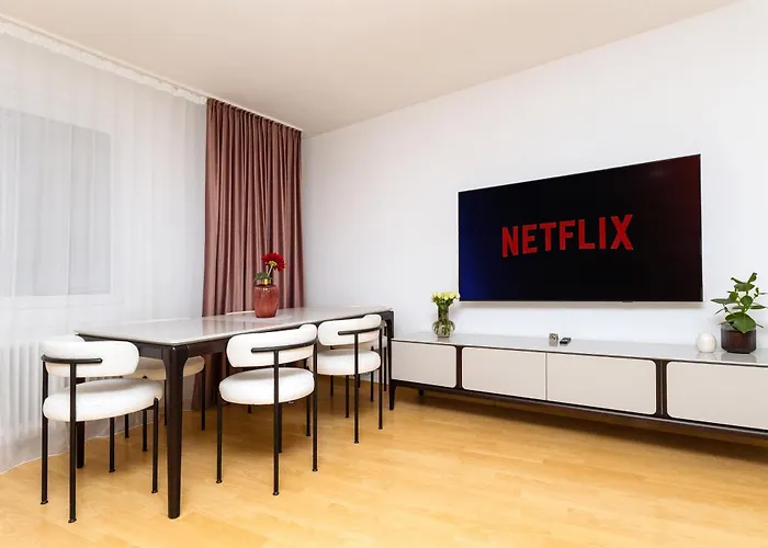100 M2 Near Belvedere And Train Station